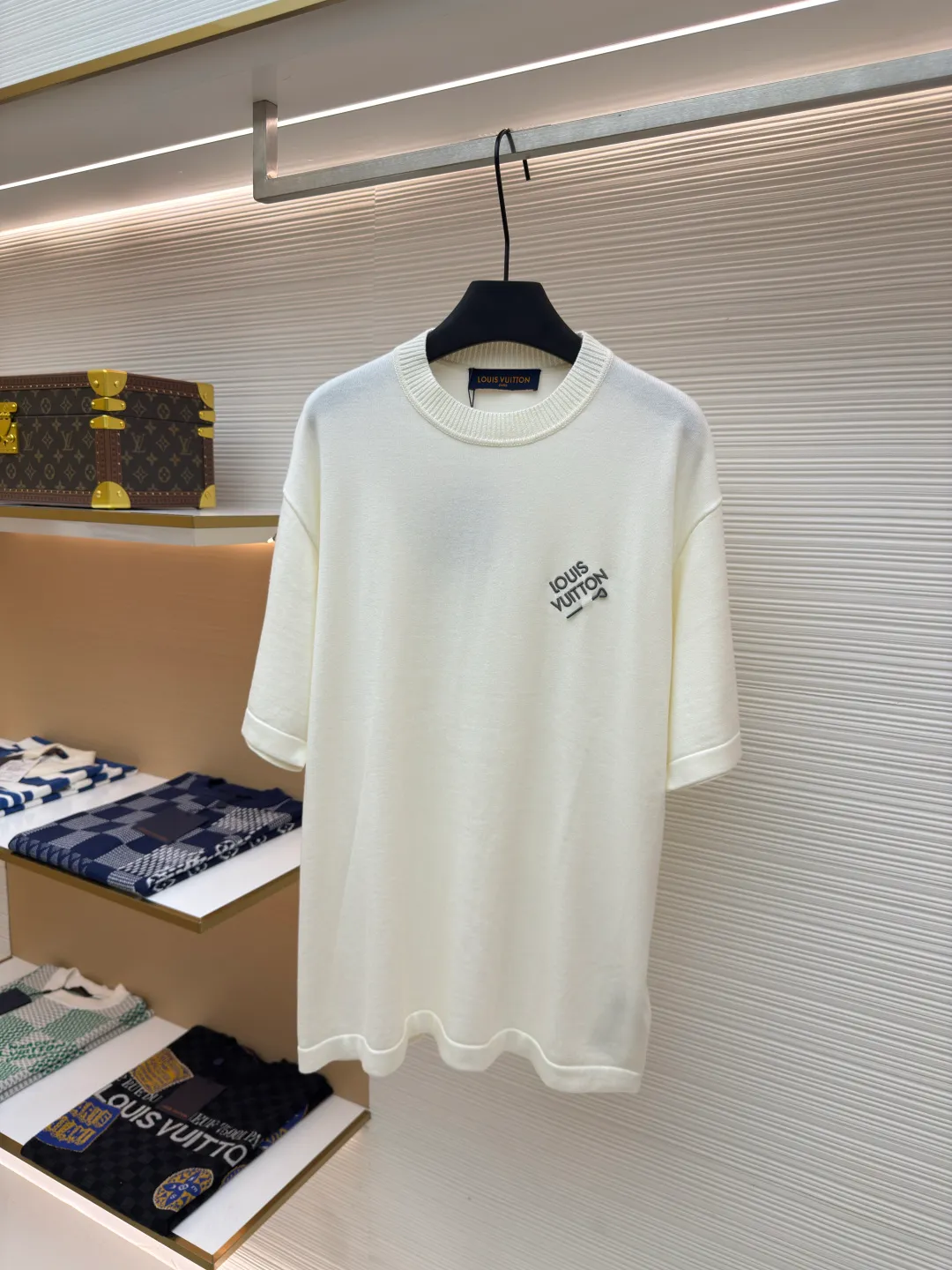 LOUIS VUITTON embroidered letter pin short sleeves ●Authentic product: Purchased and developed by 7299 ●Item number: 1680128-A50 ●Fabric: Dyeing fully combed cotton yarn weaving ●Technology: knitting ●Version: Fitted version ●Size: XS-S-M-L ●Description: Weaved using custom-woven, custom-dyed, fully combed 100% cotton yarn. A 14-needle computerized flat knitting machine is used to weave single-sided wool tissue according to the original version. The entire garment piece takes 6-7 hours per piece. The letters on the chest are sewn at a ratio of 1:1. All details are processed and finished by hand. The next operation can only be carried out after manual thread picking, knotting, inspection, and spot checks. Partial jacquard on one side requires a long time on the loom, the loss variables are unstable, and the scrap rate is high; especially for customized dyeing according to the Y version, to distinguish the wrong color and the big head version on the market. The overall wiring is straight and delicate, the fabric is comfortable and soft, and the color is consistent without color difference. It can be matched with the same style to create a fashionable look and control various occasions. Customized accessories, complete with three standards, same style for men and women!